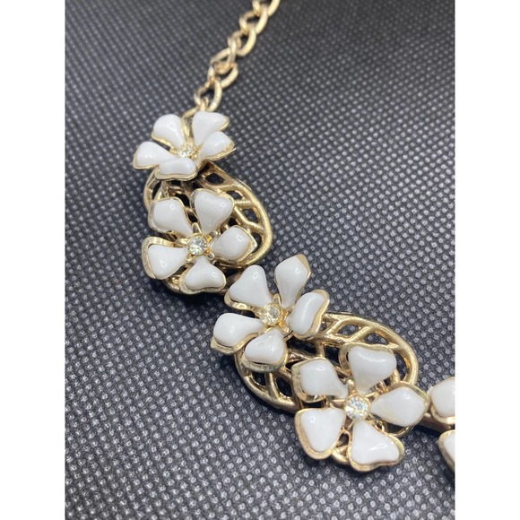 Vintage gold tone & plastic flower necklace - Picture 2 of 4